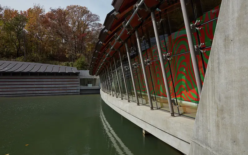 Crystal Bridges Museum of American Art set in the wooded Ozark landscape of Bentonville, Arkansas.